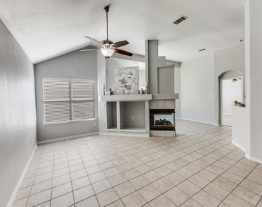 1305 Greenbriar Lane - Photo Thumbnail 4