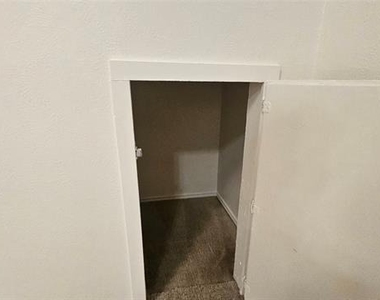 550 E Windsor Avenue - Photo Thumbnail 7