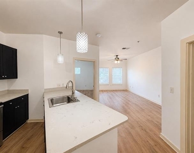 1910 Bennett Avenue - Photo Thumbnail 4