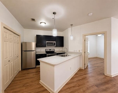 1910 Bennett Avenue - Photo Thumbnail 2
