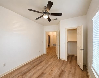 1910 Bennett Avenue - Photo Thumbnail 7