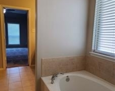929 Lake Woodland Drive - Photo Thumbnail 15