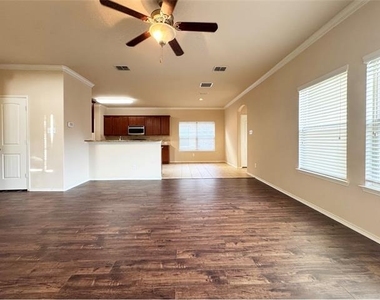 9100 Spurs Trail - Photo Thumbnail 7