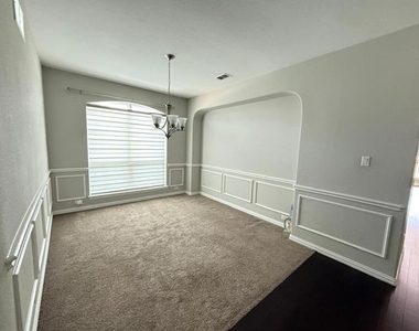 5613 Alpenrose Avenue - Photo Thumbnail 4