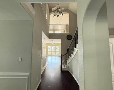 5613 Alpenrose Avenue - Photo Thumbnail 5