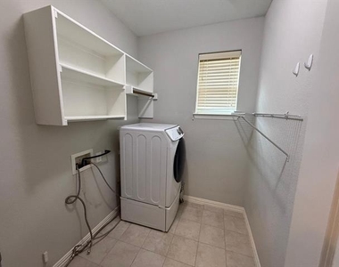 5613 Alpenrose Avenue - Photo Thumbnail 10