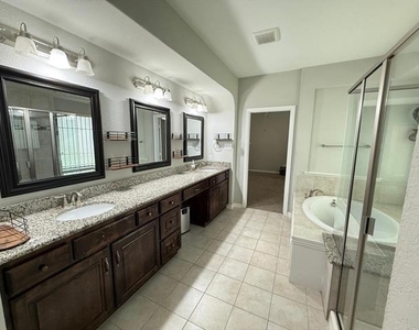 5613 Alpenrose Avenue - Photo Thumbnail 13