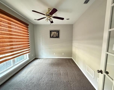 5613 Alpenrose Avenue - Photo Thumbnail 2