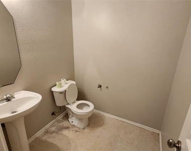 9201 Popes Creek Court - Photo Thumbnail 6