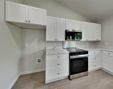 4348 Spindletree Lane - Photo Thumbnail 5