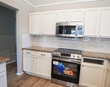7801 Estates Way - Photo Thumbnail 8