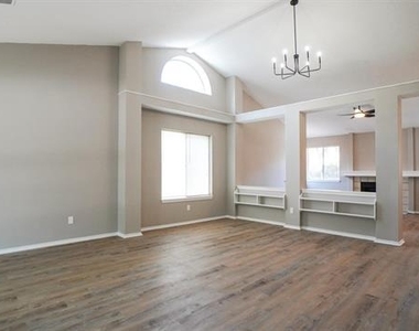 7801 Estates Way - Photo Thumbnail 3