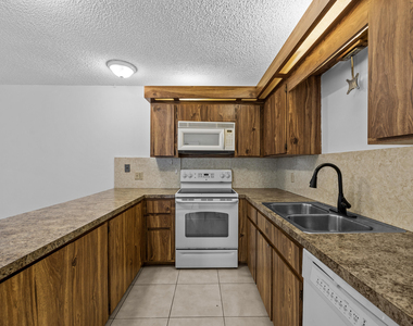 4211 Turnberry Circle - Photo Thumbnail 3