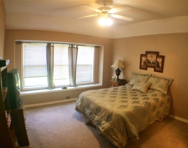 5912 Meadowglen Drive - Photo Thumbnail 13