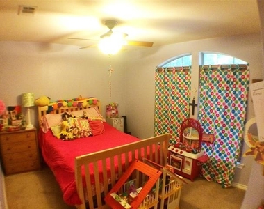 5912 Meadowglen Drive - Photo Thumbnail 6