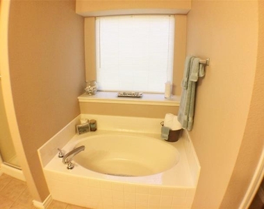 5912 Meadowglen Drive - Photo Thumbnail 15
