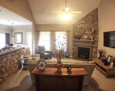 5912 Meadowglen Drive - Photo Thumbnail 8