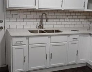 1102 E Lamar Street - Photo Thumbnail 1