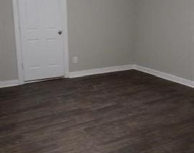 1102 E Lamar Street - Photo Thumbnail 3