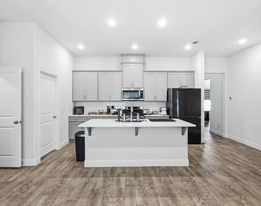 105 Portina Drive - Photo Thumbnail 4