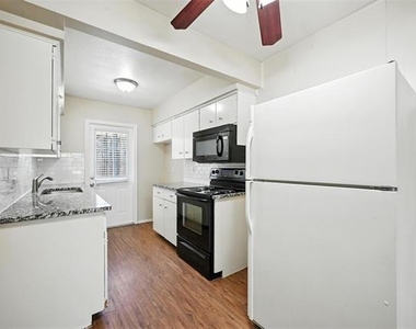 103 W Brown Street - Photo Thumbnail 3