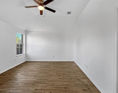 2712 Dawn Spring Drive - Photo Thumbnail 4