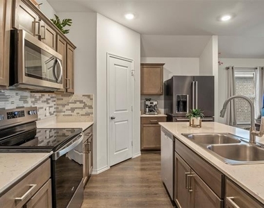 2038 Croton Avenue - Photo Thumbnail 1