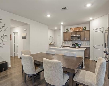 2038 Croton Avenue - Photo Thumbnail 7