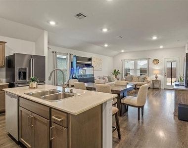2038 Croton Avenue - Photo Thumbnail 5