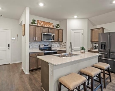2038 Croton Avenue - Photo Thumbnail 6