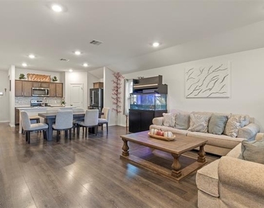 2038 Croton Avenue - Photo Thumbnail 8