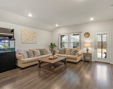 2038 Croton Avenue - Photo Thumbnail 4