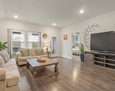 2038 Croton Avenue - Photo Thumbnail 2