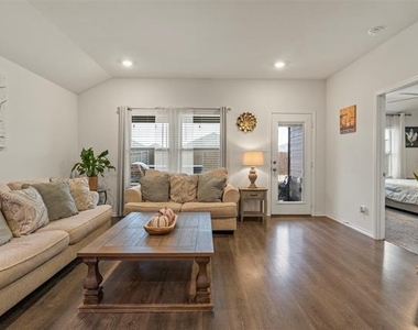 2038 Croton Avenue - Photo Thumbnail 9