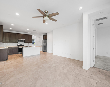 8911 W Solano Drive - Photo Thumbnail 5