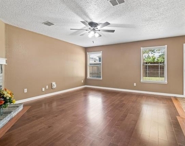 2232 Chestnut Drive - Photo Thumbnail 2