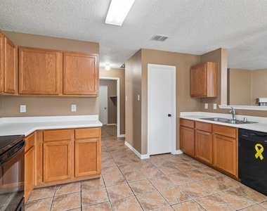 2232 Chestnut Drive - Photo Thumbnail 8