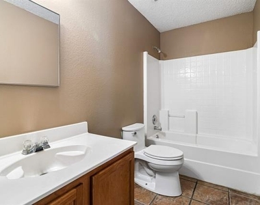 2232 Chestnut Drive - Photo Thumbnail 10