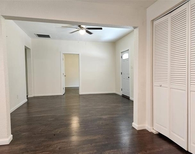 2545 Metropolitan Avenue - Photo Thumbnail 4