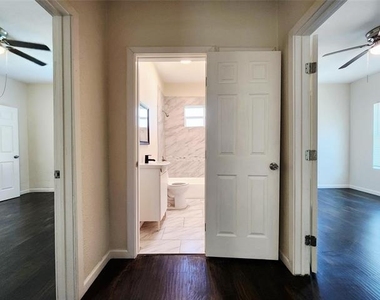 2545 Metropolitan Avenue - Photo Thumbnail 5