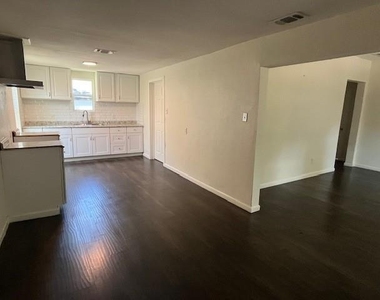 2545 Metropolitan Avenue - Photo Thumbnail 2