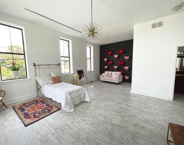 206 Mckinney Street - Photo Thumbnail 7