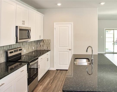 1602 Lannon Lane - Photo Thumbnail 9