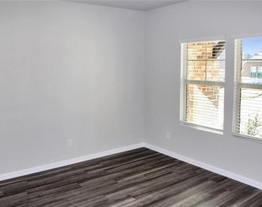 1602 Lannon Lane - Photo Thumbnail 10