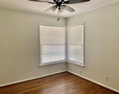 425 Bondstone Drive - Photo Thumbnail 6
