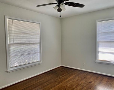 425 Bondstone Drive - Photo Thumbnail 4