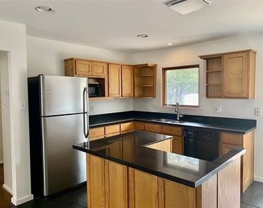 425 Bondstone Drive - Photo Thumbnail 3