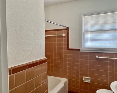 425 Bondstone Drive - Photo Thumbnail 7