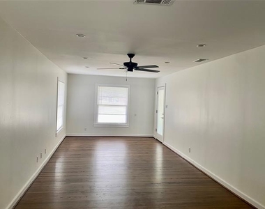 425 Bondstone Drive - Photo Thumbnail 2