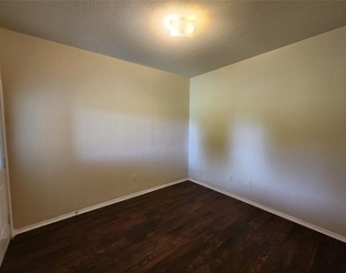 106 Collett Court - Photo Thumbnail 16